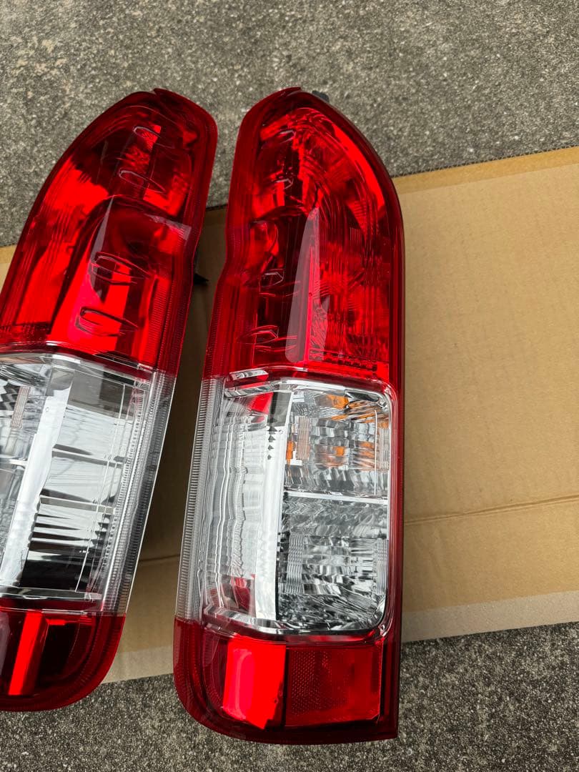 ハイエース　純正　テールランプ
