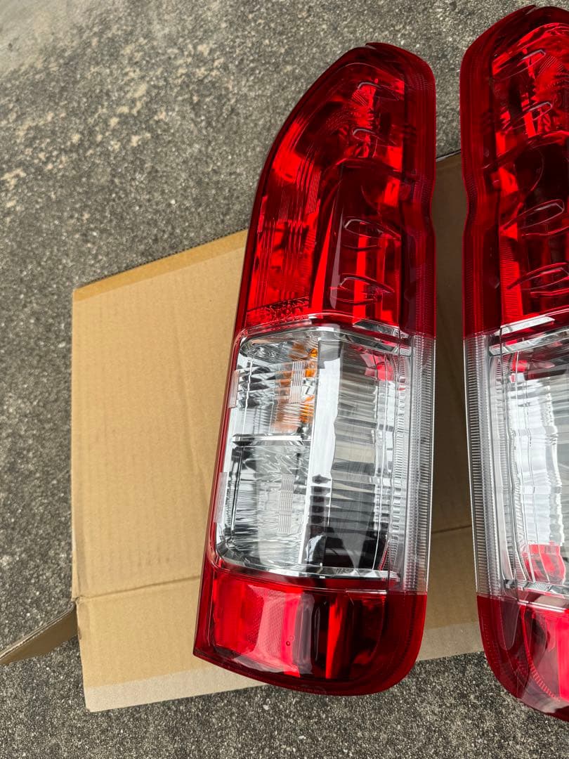 ハイエース　純正　テールランプ