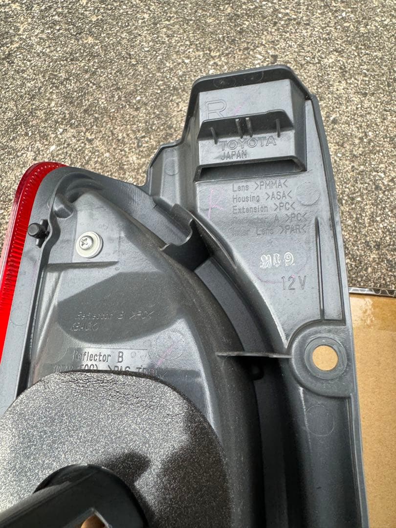 ハイエース　純正　テールランプ