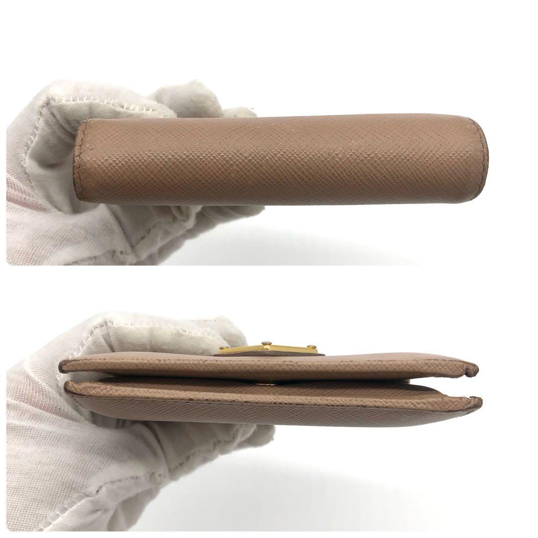 【近年型・美品✨】プラダ 二つ折り財布 サフィアーノレザー トライアングル