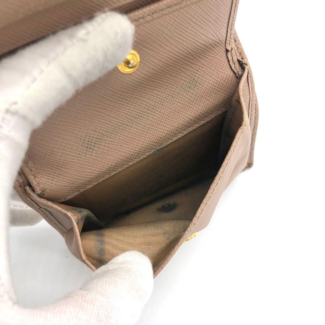 【近年型・美品✨】プラダ 二つ折り財布 サフィアーノレザー トライアングル