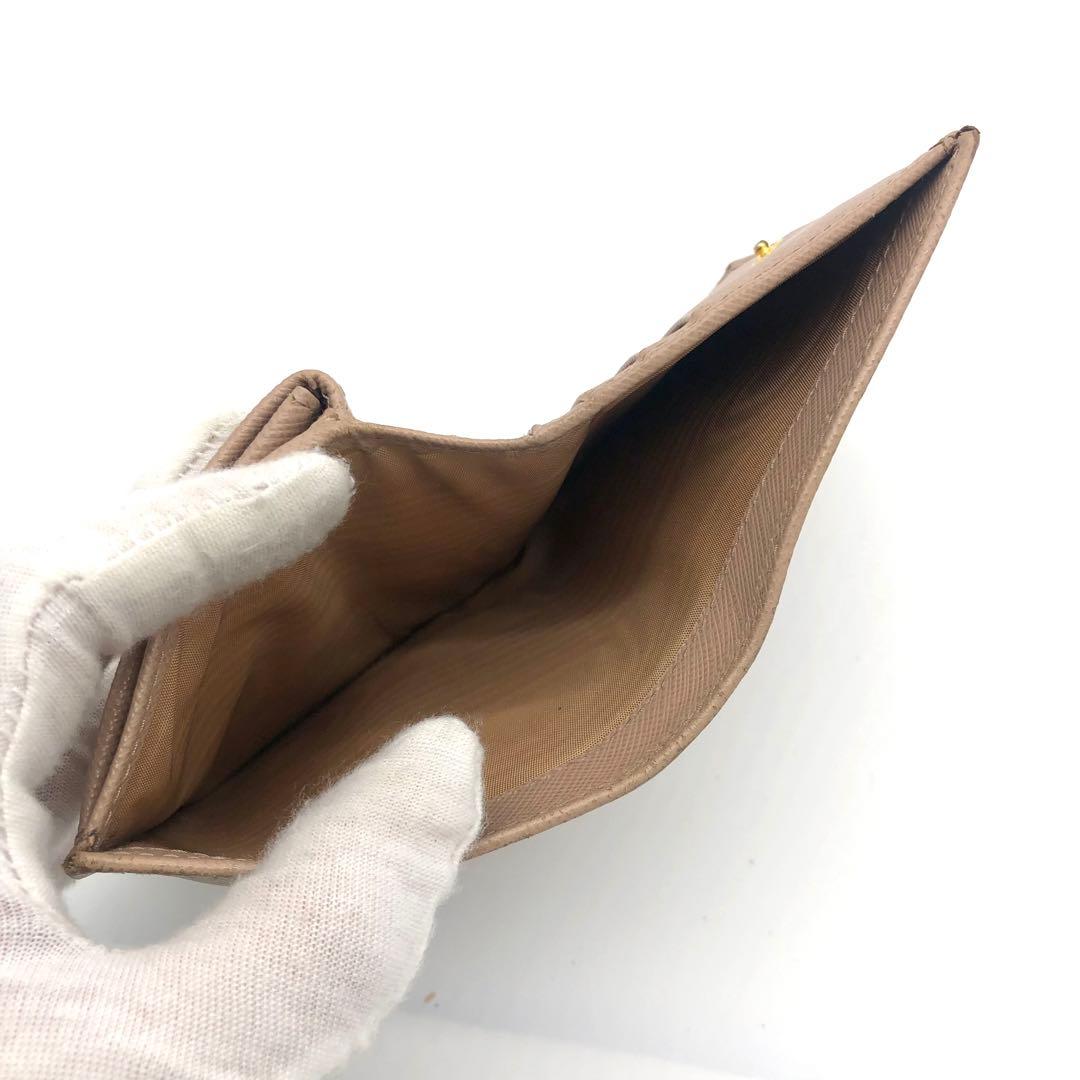 【近年型・美品✨】プラダ 二つ折り財布 サフィアーノレザー トライアングル