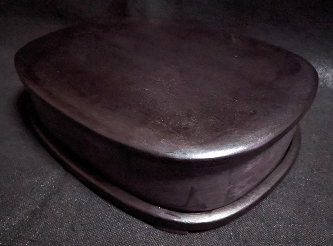 【端渓硯】◆蕉葉白・胭脂暈・雨滴青花・魚脳凍・金線の美石◆唐木天地蓋◆約十吋楕硯