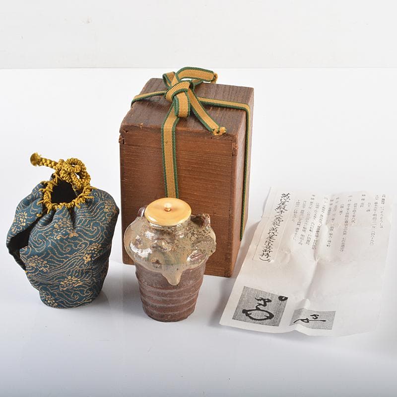 瀬戸焼　古瀬戸　耳付茶入　萬代屋緞子仕覆付　八代一叟宗守極め箱　D　R6241B