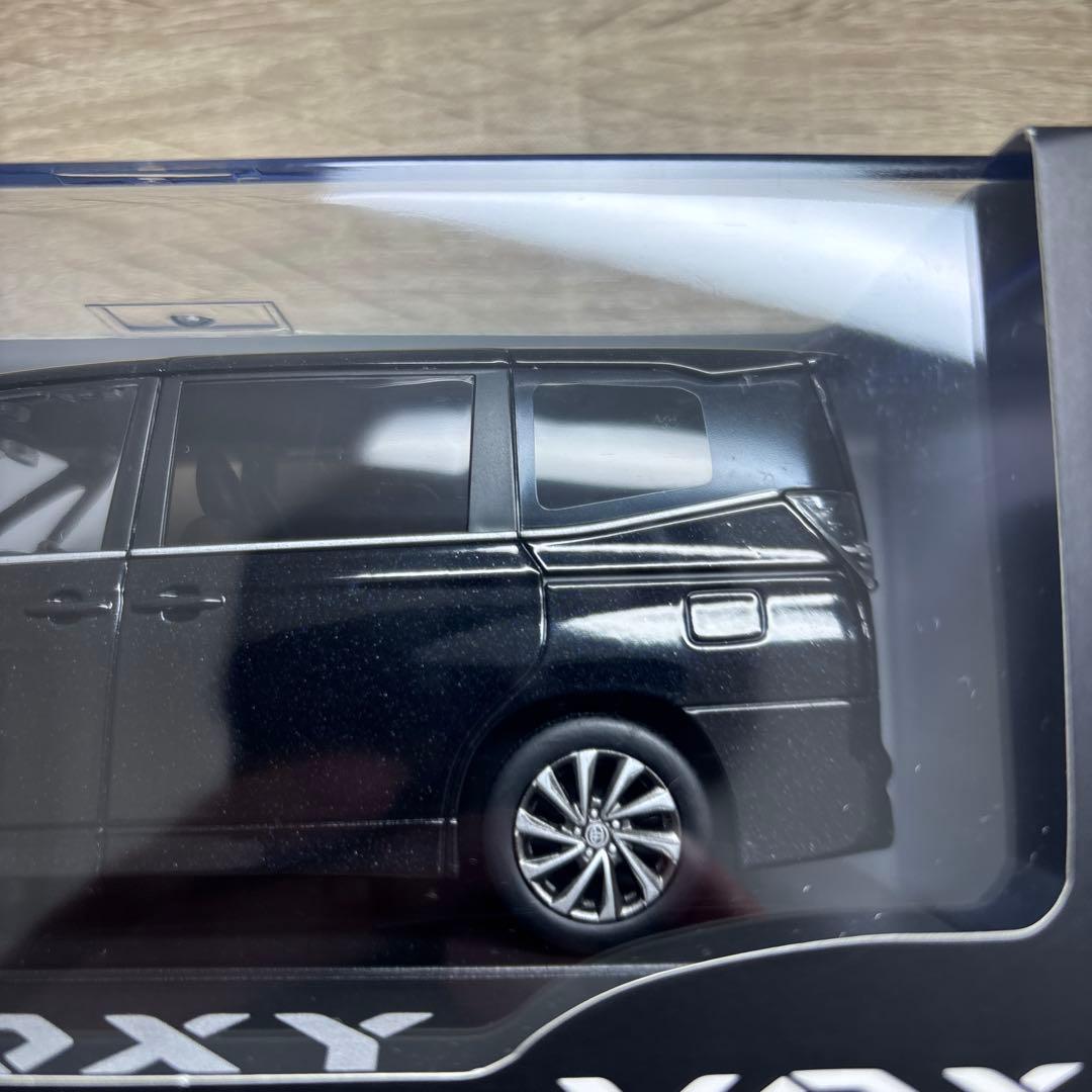 【送料無料】トヨタ ヴォクシー ブラックマイカ 1/30カラーサンプルミニカー