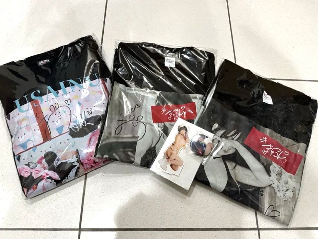 直筆サイン入り 伊織もえ きゅるんTシャツ 2種 スウェット アクスタ バッジ