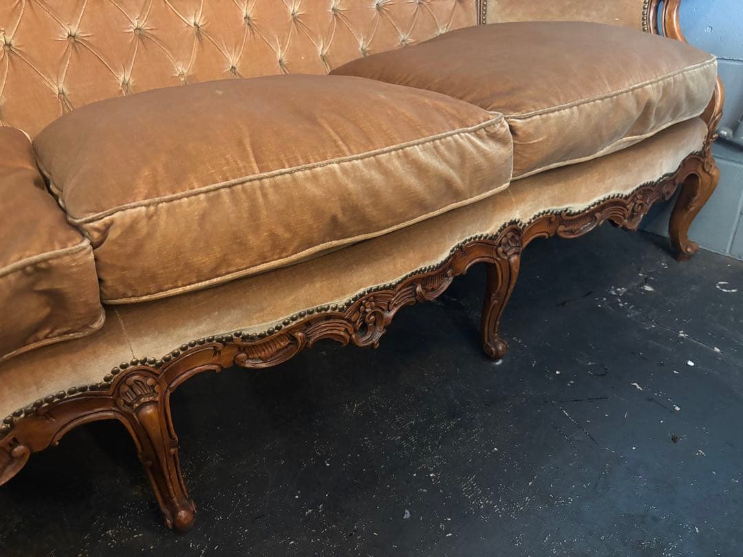 ヨーロッパアンティーク3人掛けソファボタン絞りベルベットソファ