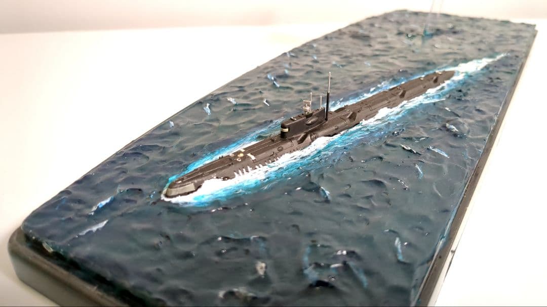 1/700 ソ連海軍潜水艦エコー級＆海上自衛隊P2V7対潜哨戒機 完成品ジオラマ