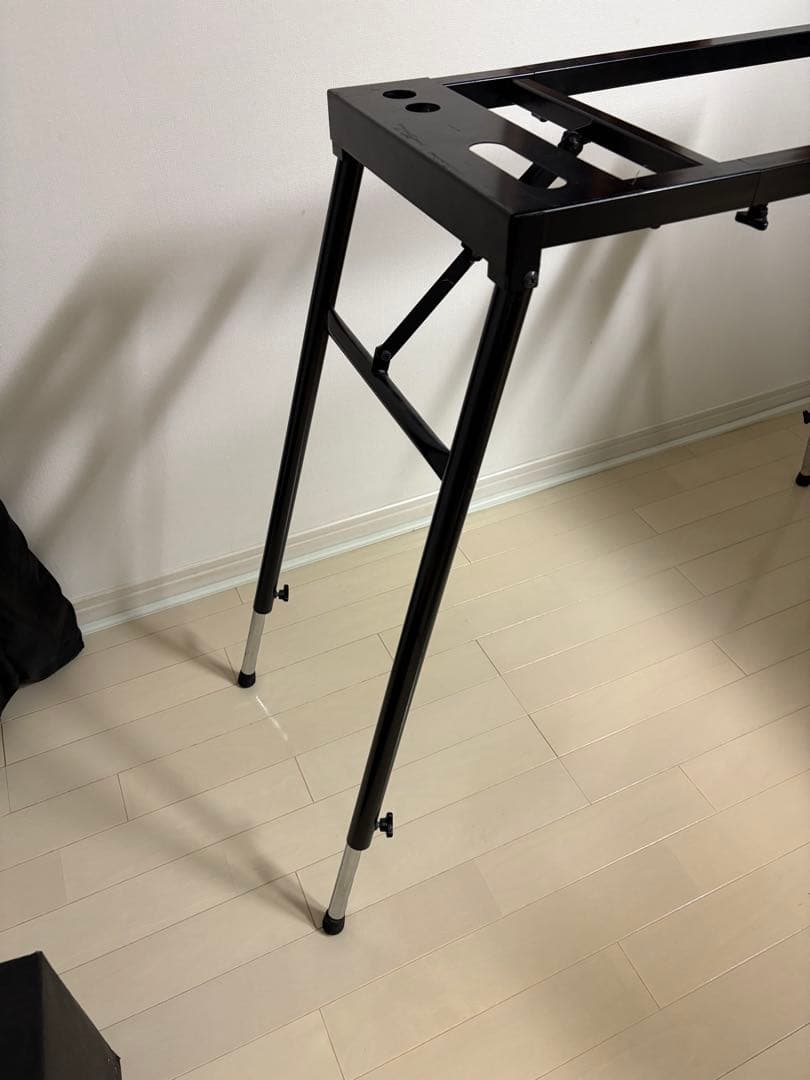 調整可能な黒金属製キーボードスタンド