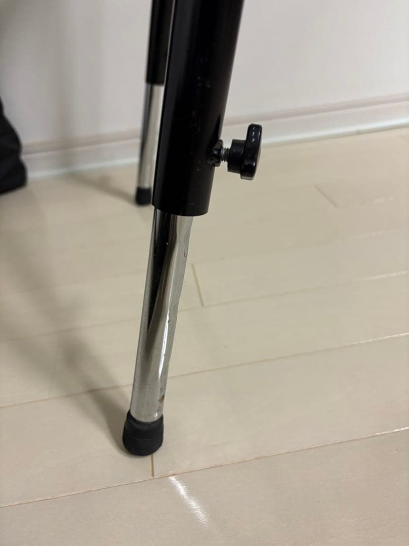 調整可能な黒金属製キーボードスタンド