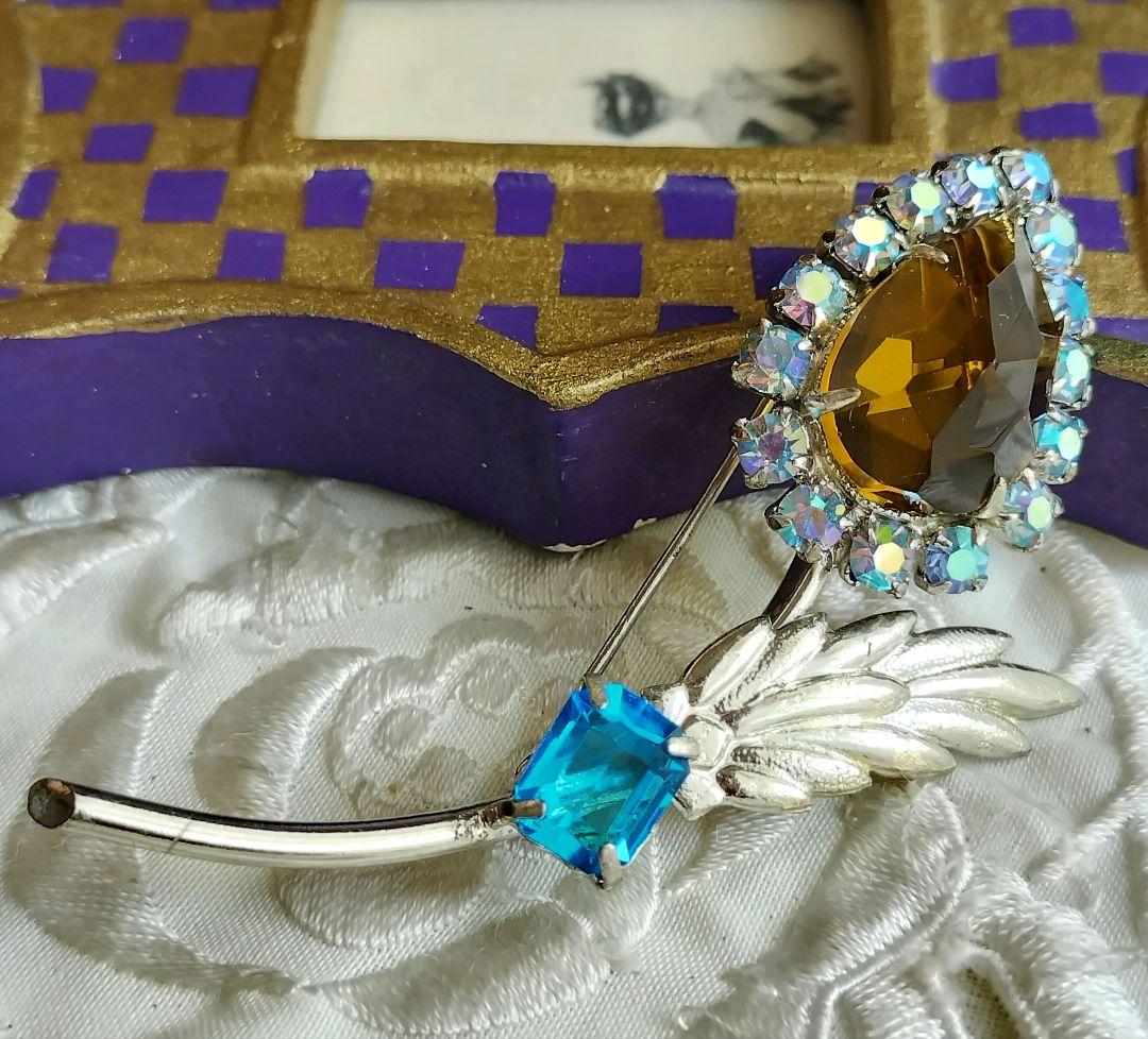 アンバーカラー雫型フラワー 虹色 ネオンブルー ビジュー ブローチと他1点