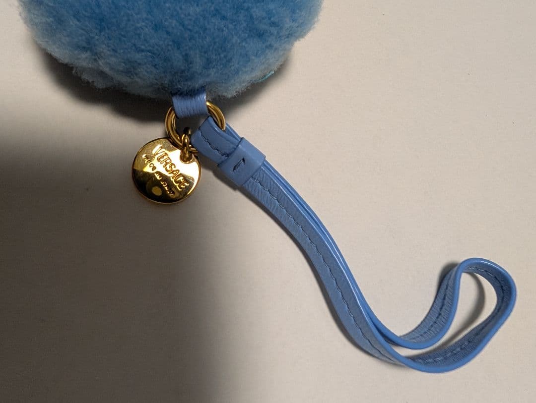 VERSACE ブルー メドゥーサ フラッフィー チャーム キーホルダー