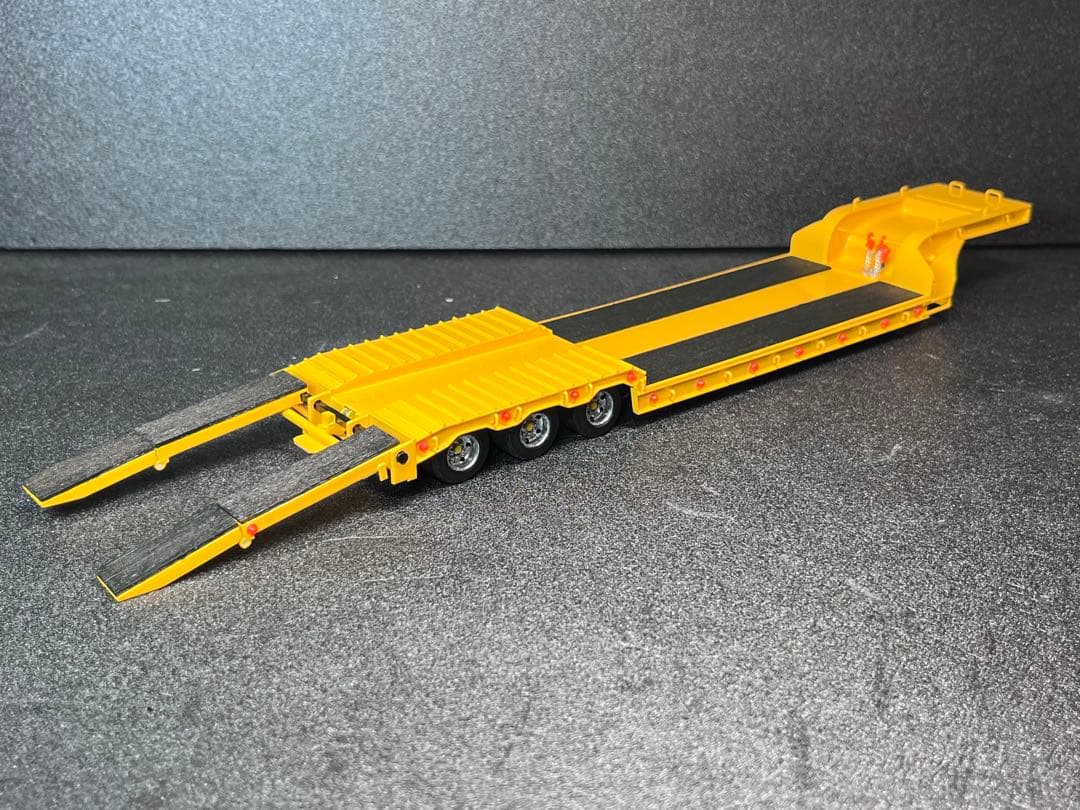 【アイル】　1/50 3軸低床トレーラー自動あゆみ付 建機 SCANIA