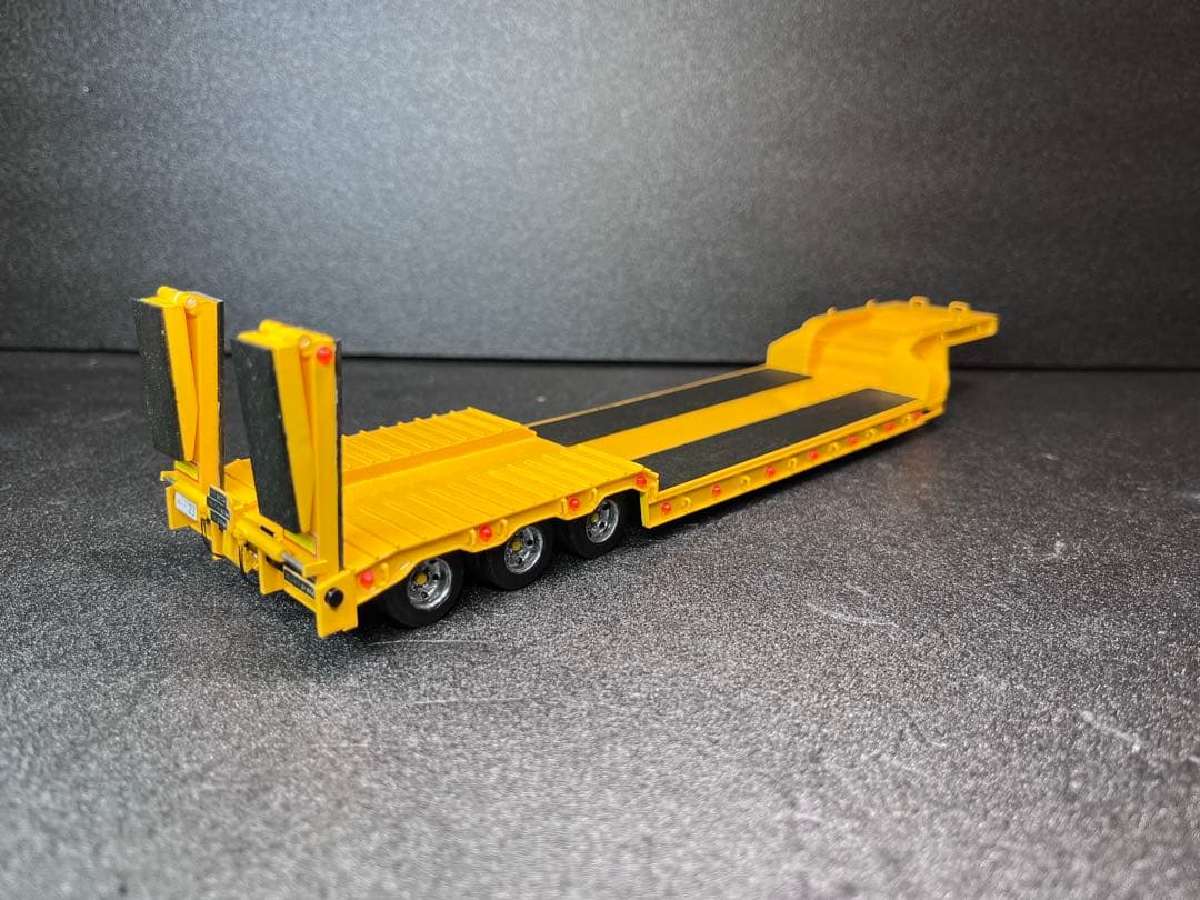 【アイル】　1/50 3軸低床トレーラー自動あゆみ付 建機 SCANIA