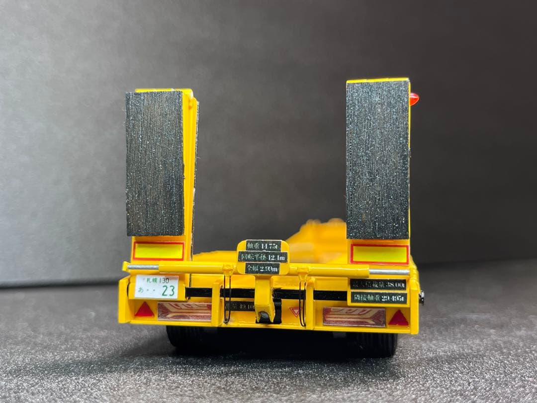 【アイル】　1/50 3軸低床トレーラー自動あゆみ付 建機 SCANIA