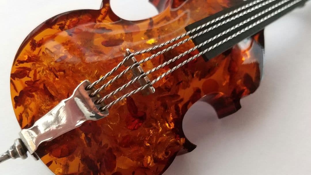 琥珀 シルバーブロ―チ (チェロ)