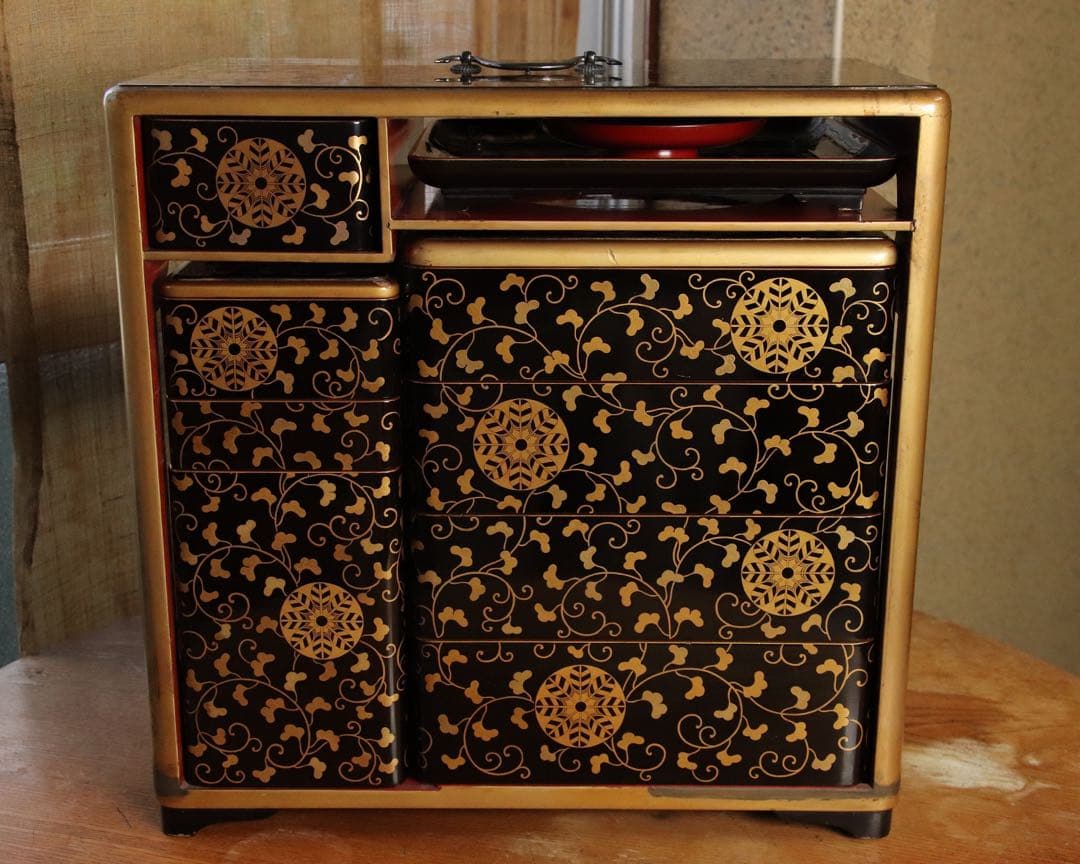 井上鷹の羽家紋　野弁当一式　時代漆芸　漆塗　金蒔絵　唐草　木製　提重