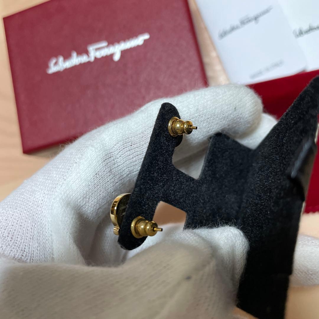 [新品未使用] フェラガモ ピアス パール