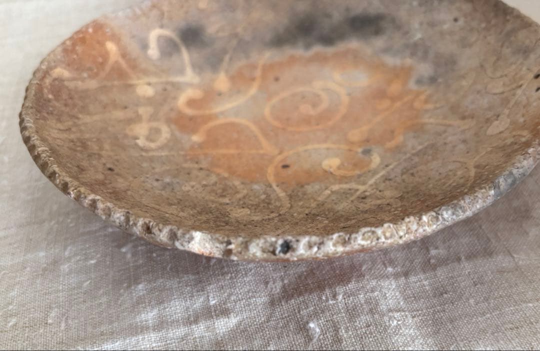 ※難あり　山田洋次　器　文字のスリップウェア　中皿5.5寸