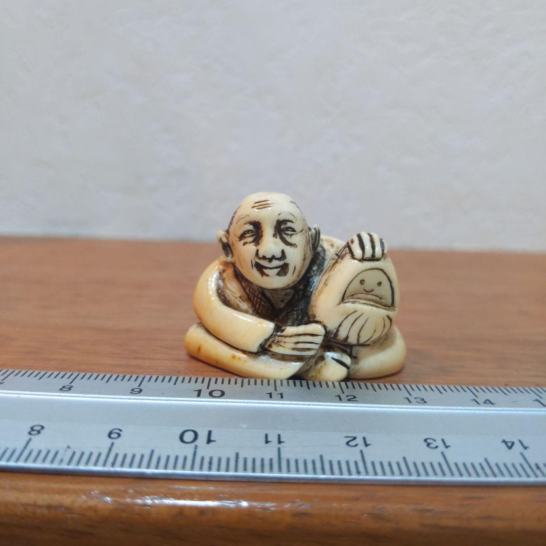 時代提げ物 人物根付 天然素材 在銘【翁と福だるま】高さ約2.9cm重さ約20ｇ