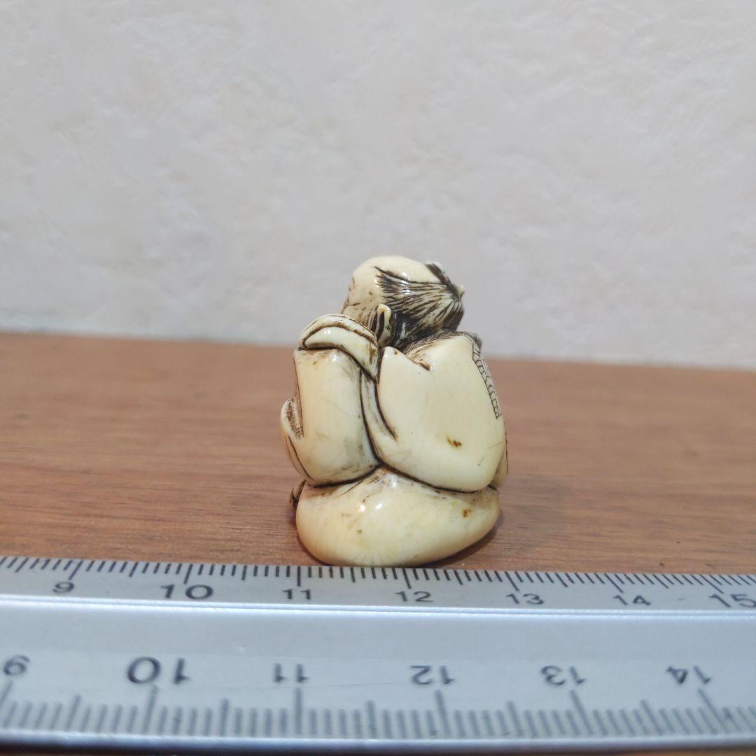 時代提げ物 人物根付 天然素材 在銘【翁と福だるま】高さ約2.9cm重さ約20ｇ