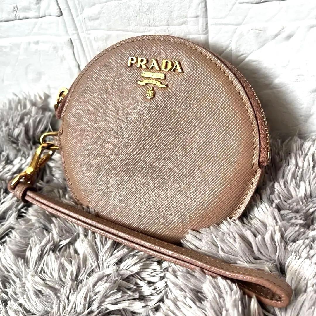良品✨PRADA ラウンドケース　サフィアーノ　ストラップ付き　メタルロゴ