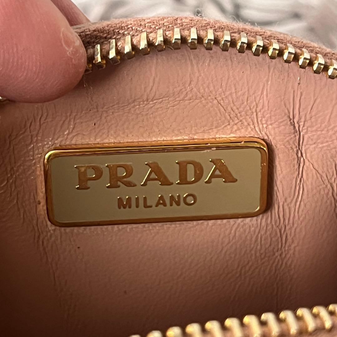 良品✨PRADA ラウンドケース　サフィアーノ　ストラップ付き　メタルロゴ