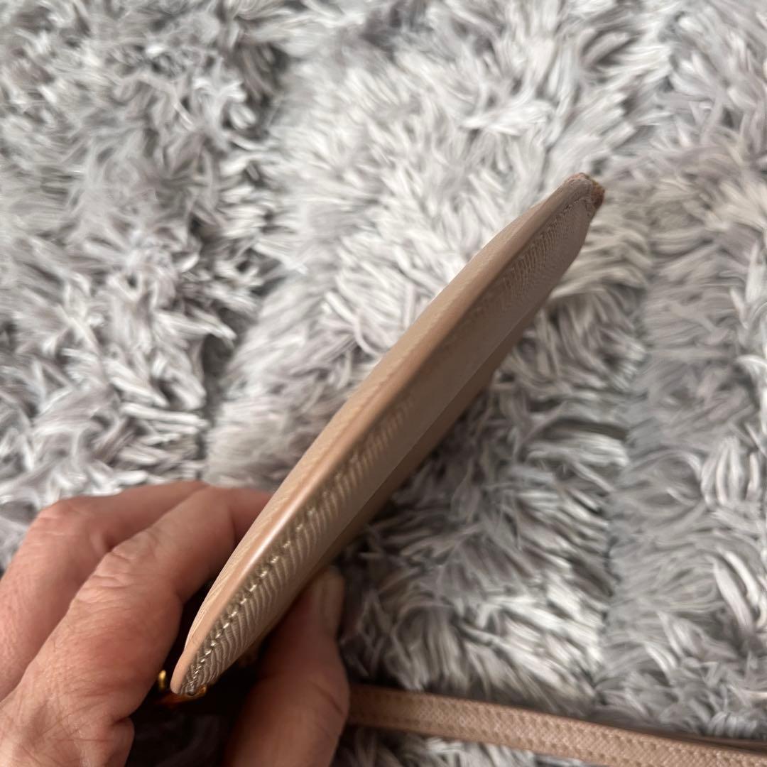 良品✨PRADA ラウンドケース　サフィアーノ　ストラップ付き　メタルロゴ