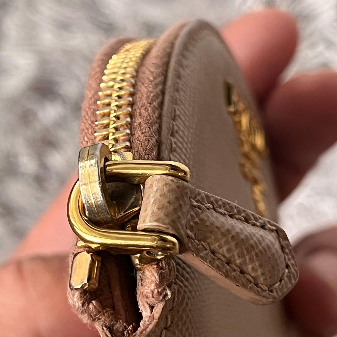 良品✨PRADA ラウンドケース　サフィアーノ　ストラップ付き　メタルロゴ