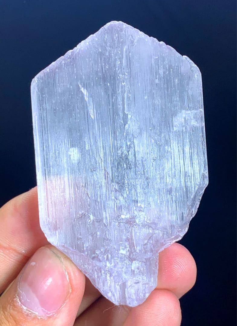 V字型にカットされたピンク色のクンツァイトクリスタル