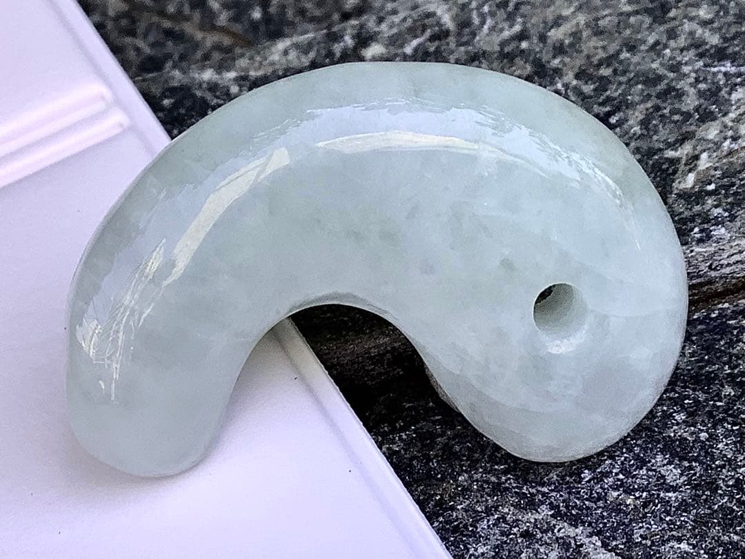 ✳吉祥開運　糸魚川翡翠勾玉*氷*アイスジェイド勾玉　極上品質　激安鑑別書取得品‼️