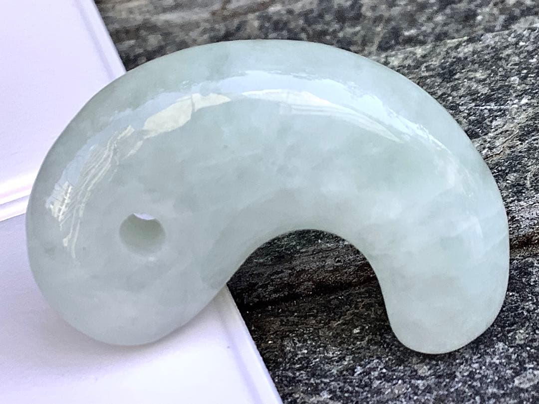 ✳吉祥開運　糸魚川翡翠勾玉*氷*アイスジェイド勾玉　極上品質　激安鑑別書取得品‼️