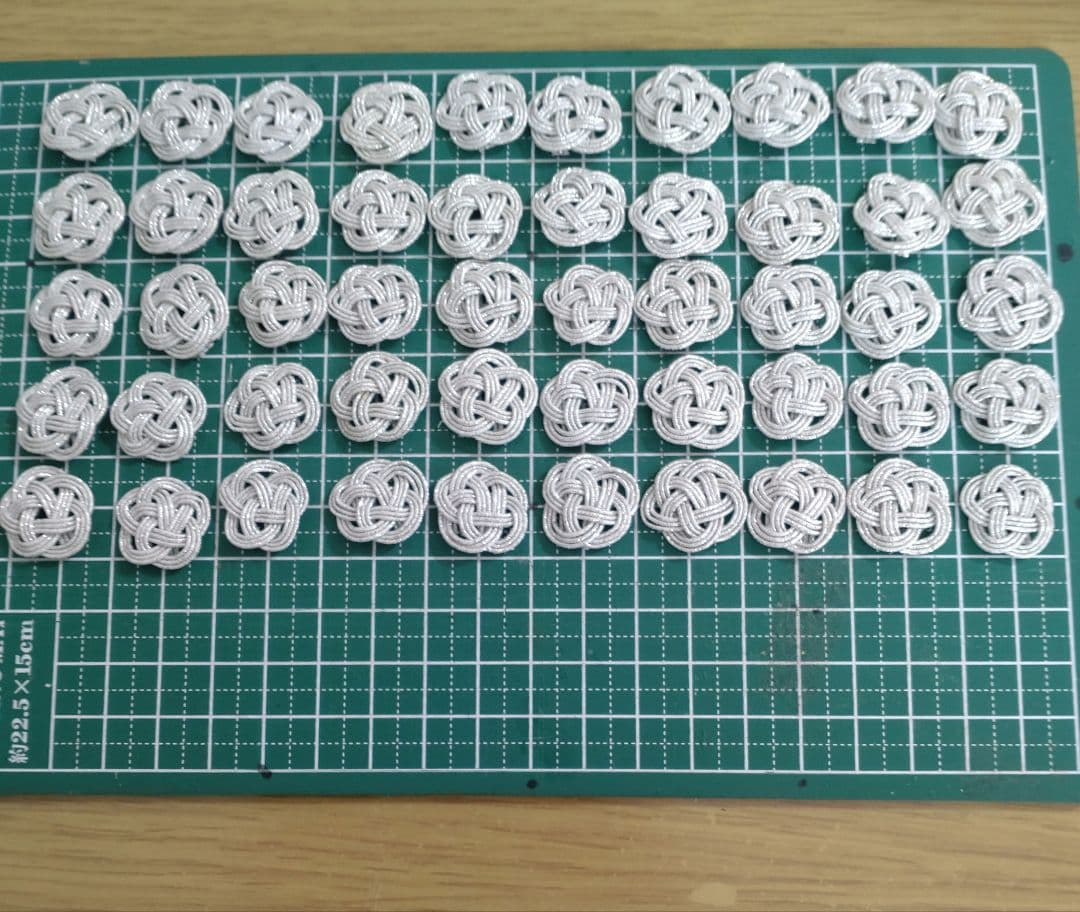 水引パーツ　梅結び　ゴールド300個　シルバー200個