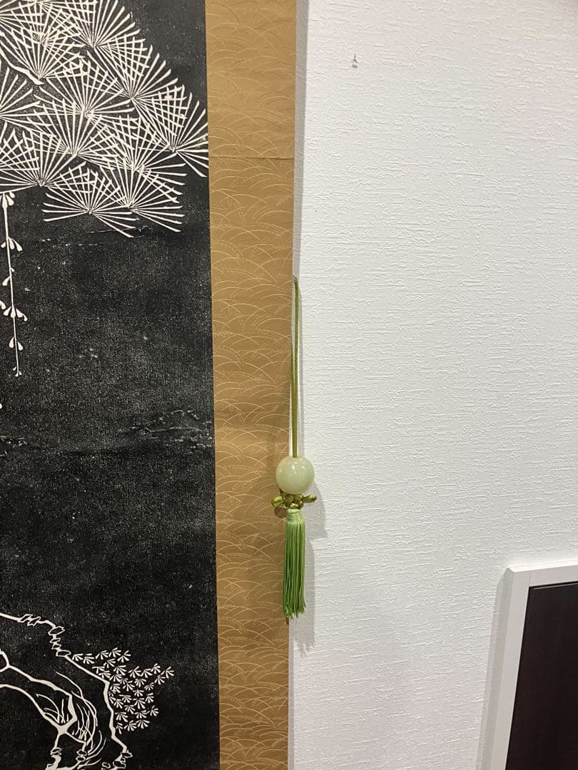 白黒の鶴と松の掛軸