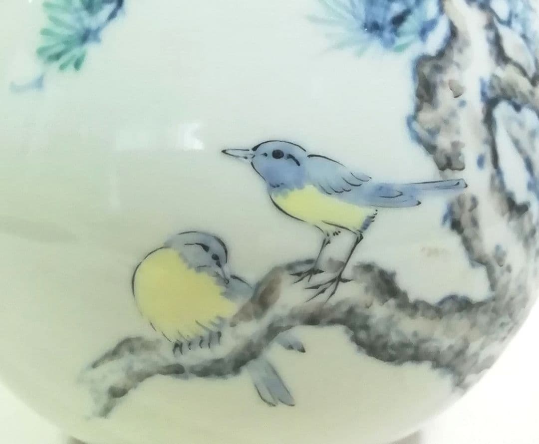 五代　佐藤走波の豪華な\"色絵花鳥文大花瓶\"です。