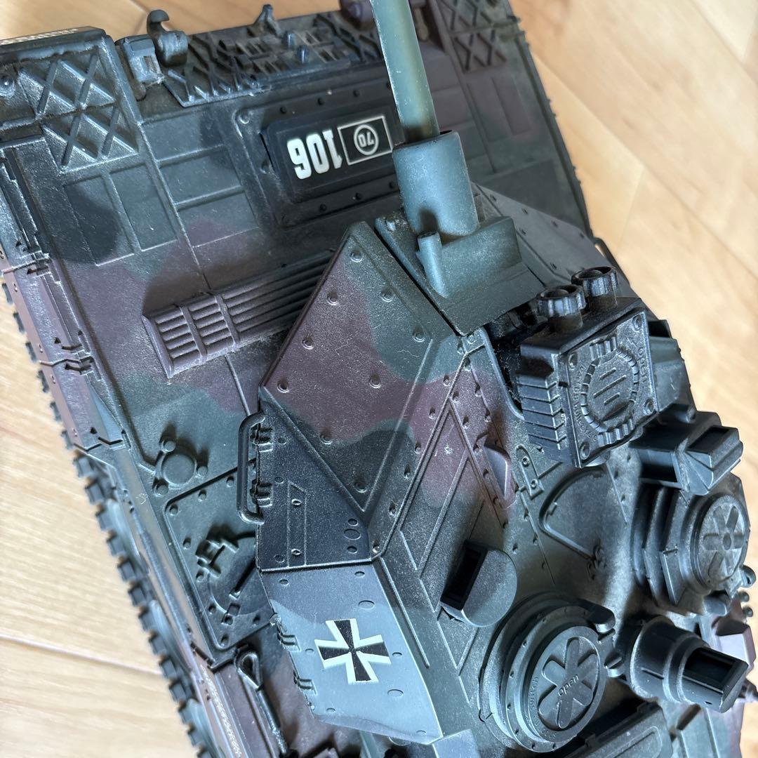 The load fights tank 戦車のおもちゃ