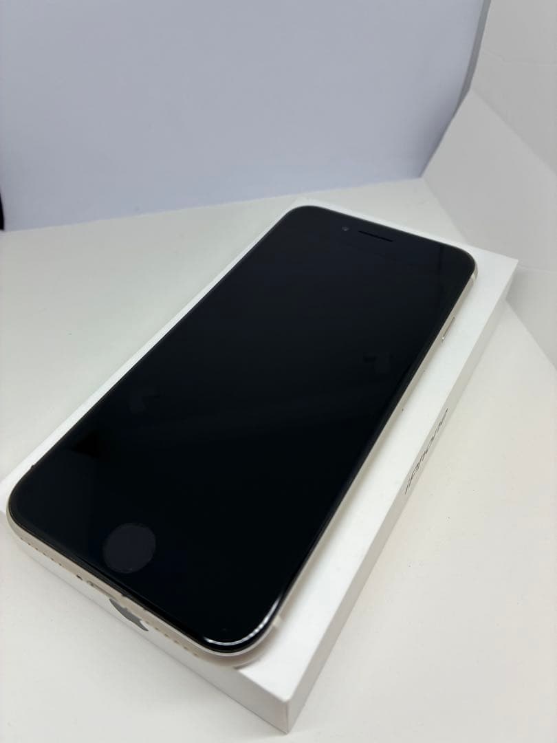 【極美品】　iPhone SE3 128G スターライト　SIMフリー　新品電池