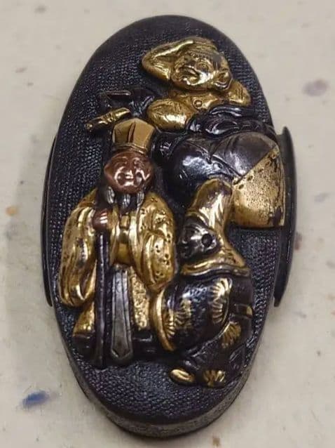 縁頭、赤銅魚子地に七福神図