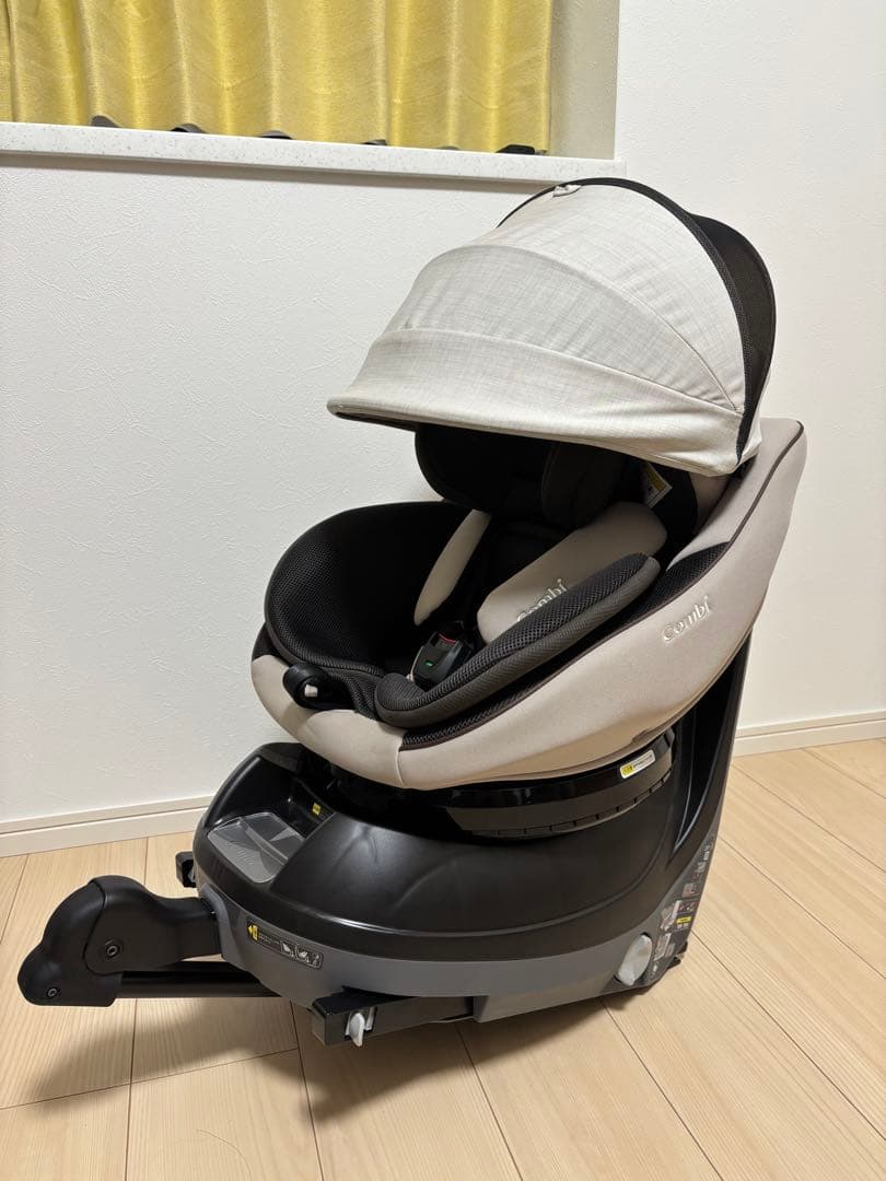 Combi 回転式チャイルドシート ベージュ/ブラック