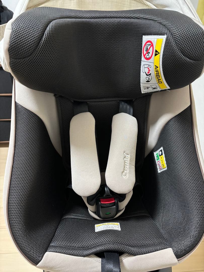 Combi 回転式チャイルドシート ベージュ/ブラック