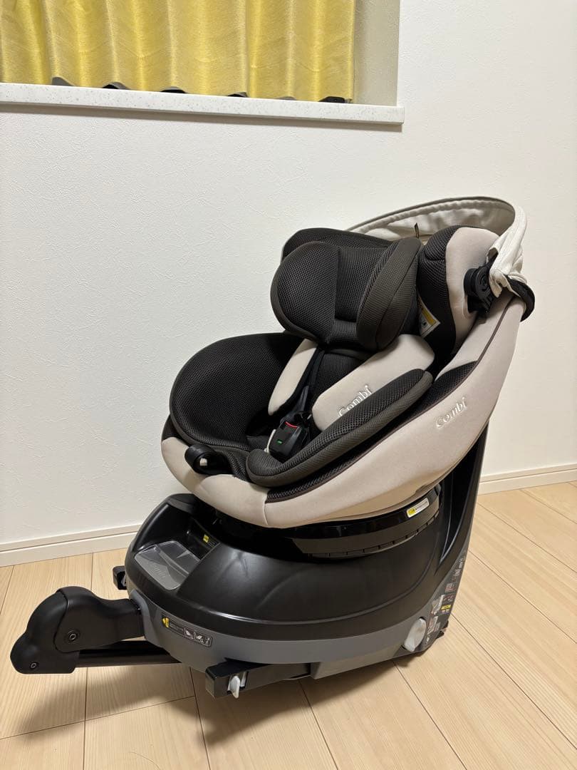 Combi 回転式チャイルドシート ベージュ/ブラック