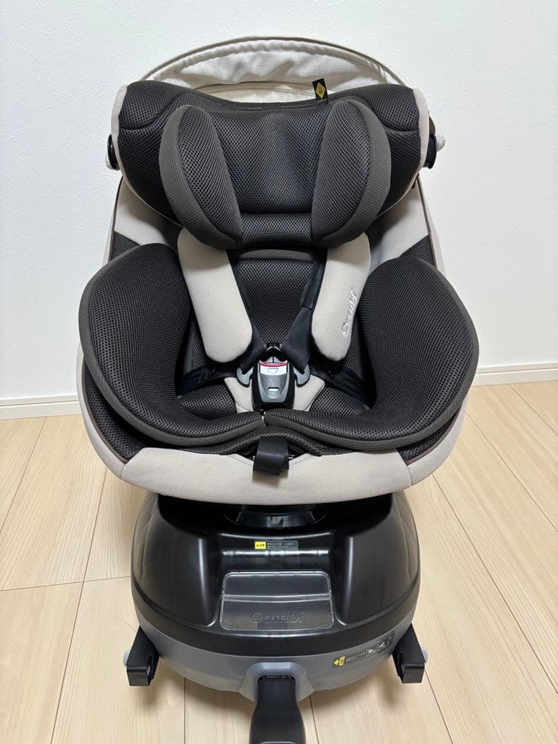 Combi 回転式チャイルドシート ベージュ/ブラック