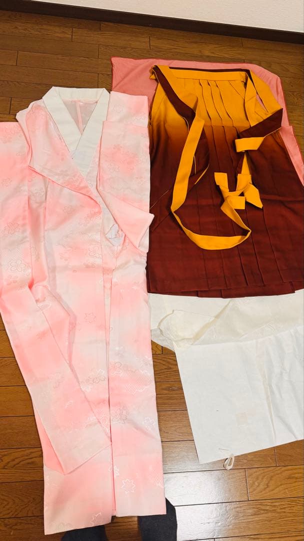 振袖（緑）、袴、（茶色）、帯（黒金）、フェザーショール（白、ピンク）その他。