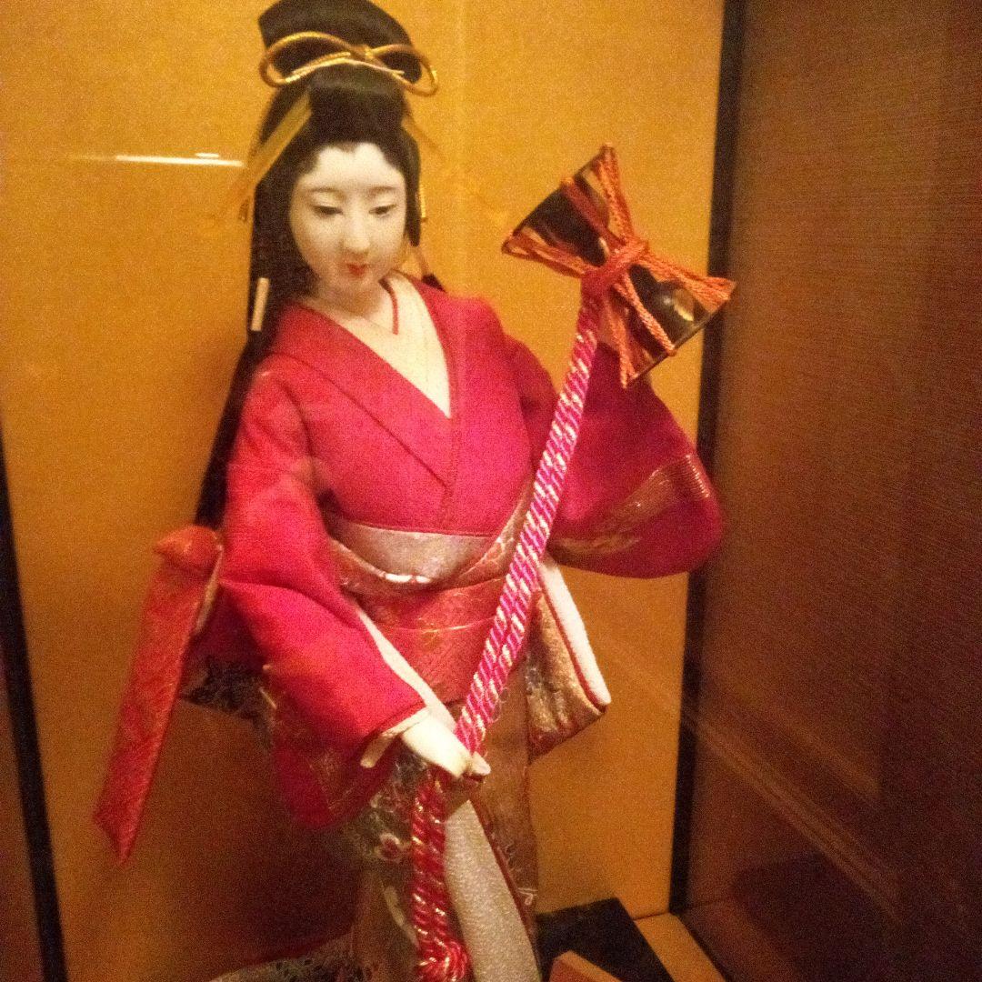 赤色の着物を着た東山日本人形