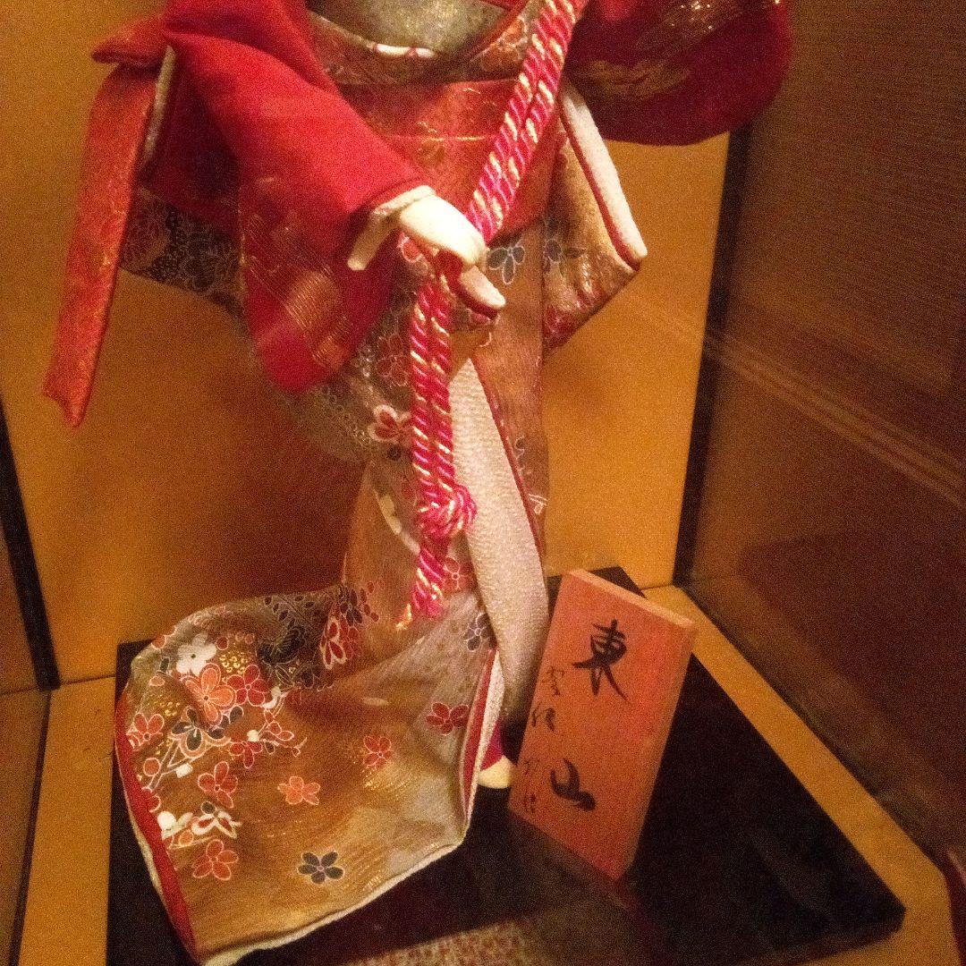 赤色の着物を着た東山日本人形