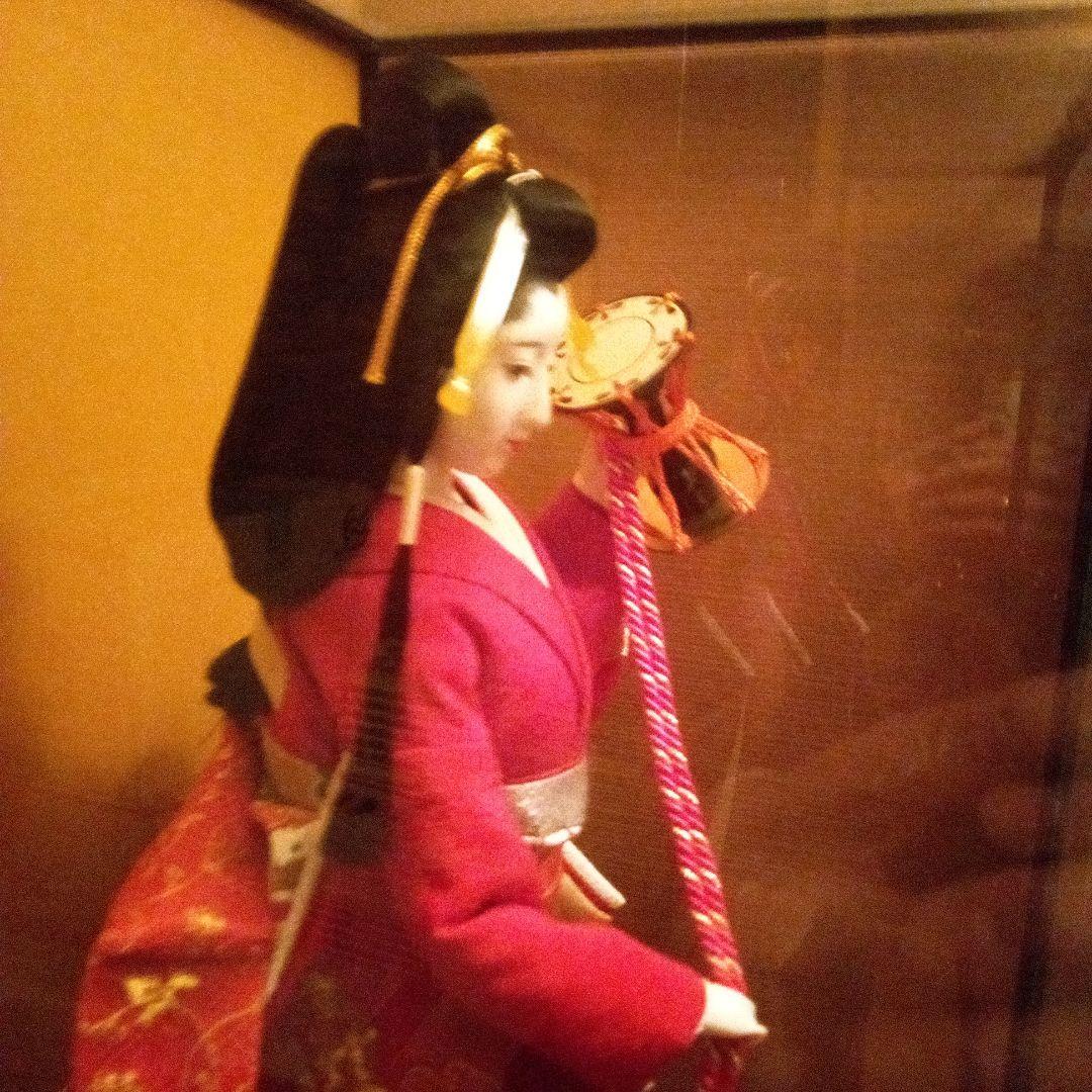 赤色の着物を着た東山日本人形