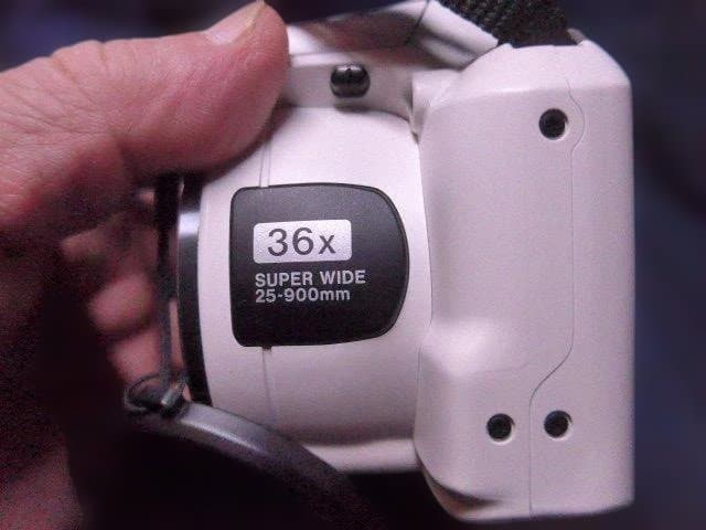 美品完動品。単三電池使用コンデジ　フジ FinePix S8650 ホワイト