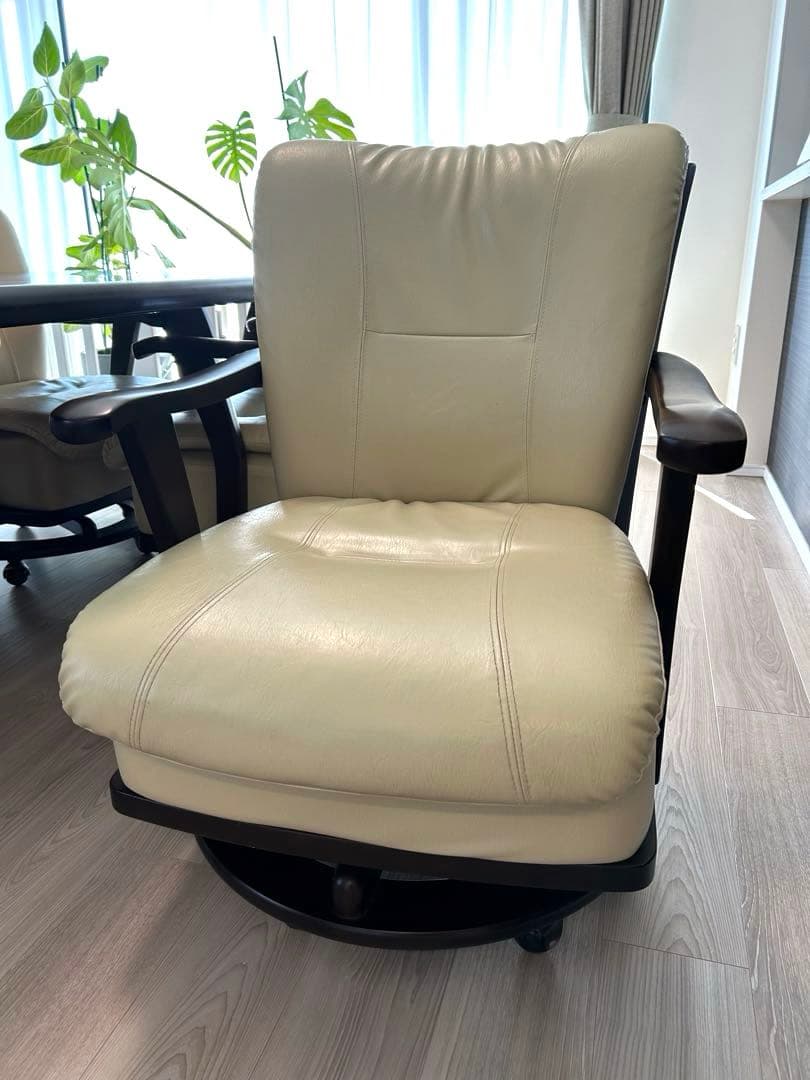 ル*ー様 お値下げしました【直接引取限定/岡山】ニトリ　ダイニングテーブル　肘付