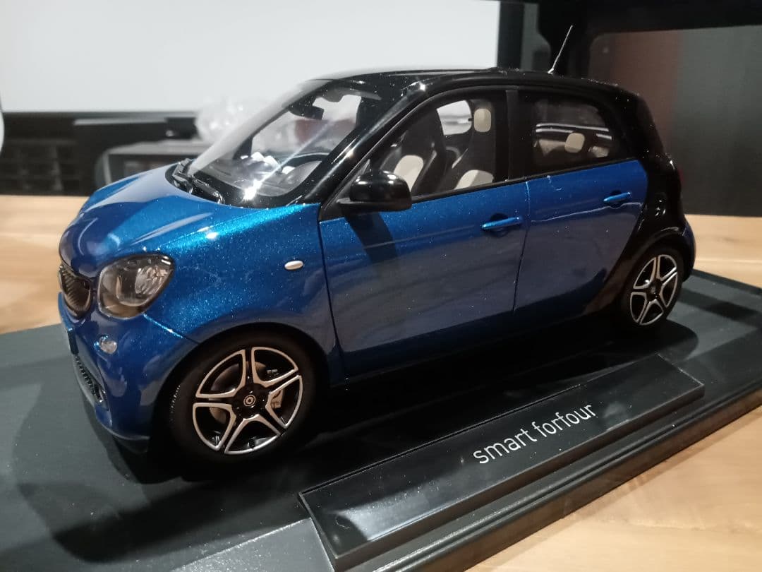 1/18 ノレブ　スマート　フォーフォー　ミニカー　ブラック×ブルーメタリック