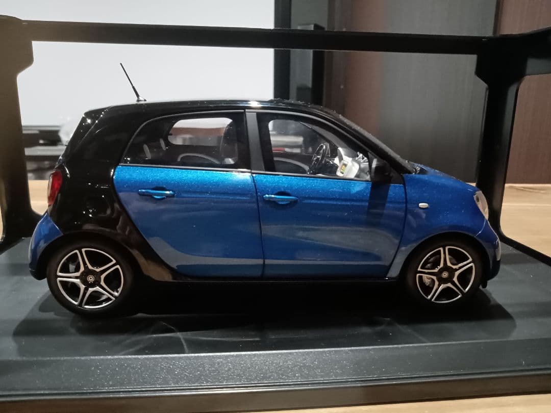 1/18 ノレブ　スマート　フォーフォー　ミニカー　ブラック×ブルーメタリック